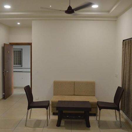 Hotel Revive Veraval ภายนอก รูปภาพ