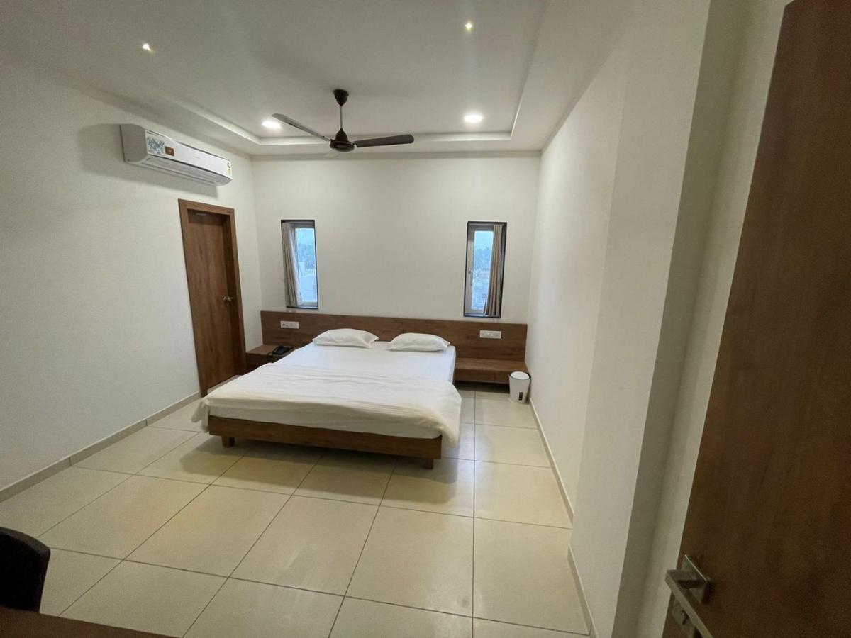 Hotel Revive Veraval ภายนอก รูปภาพ