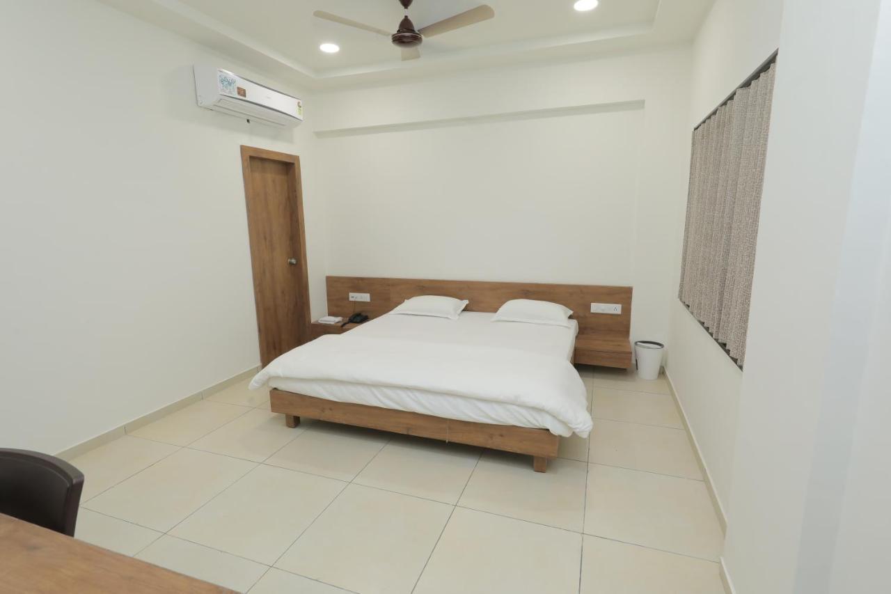 Hotel Revive Veraval ภายนอก รูปภาพ