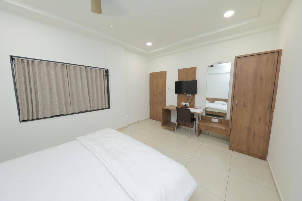 Hotel Revive Veraval ภายนอก รูปภาพ