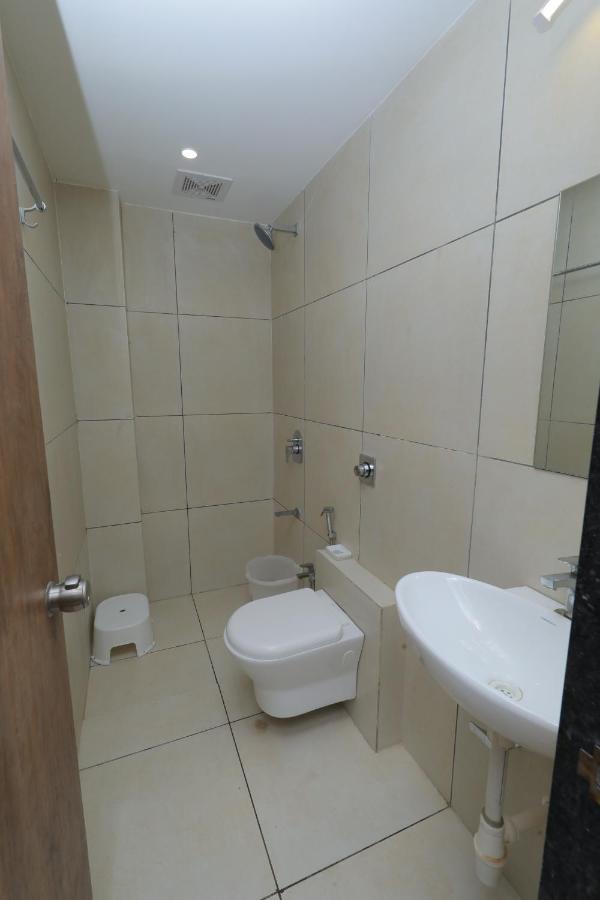 Hotel Revive Veraval ภายนอก รูปภาพ