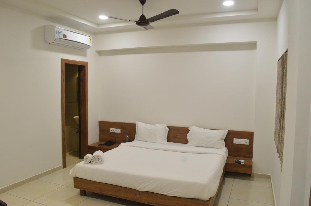 Hotel Revive Veraval ภายนอก รูปภาพ