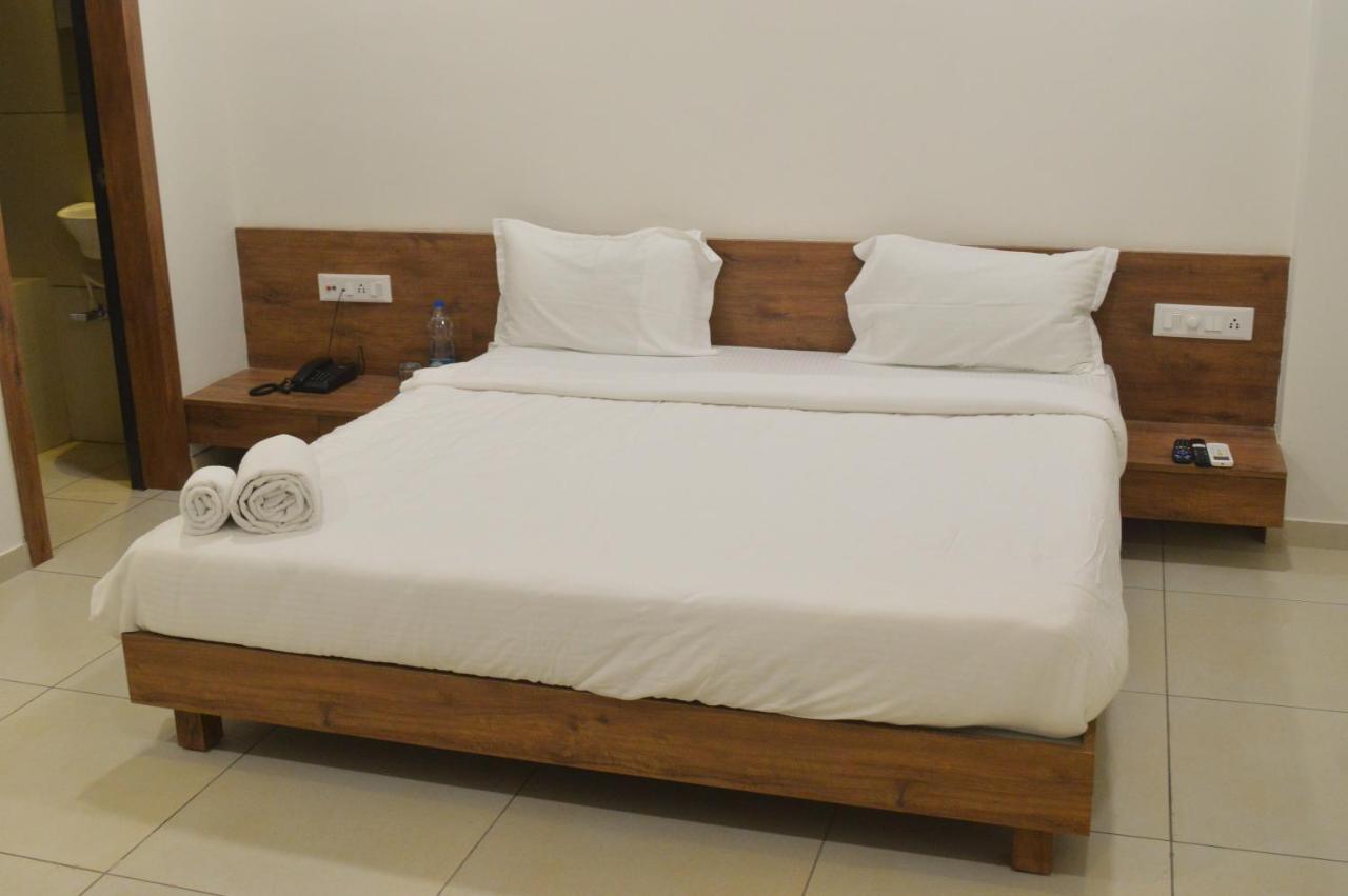 Hotel Revive Veraval ภายนอก รูปภาพ