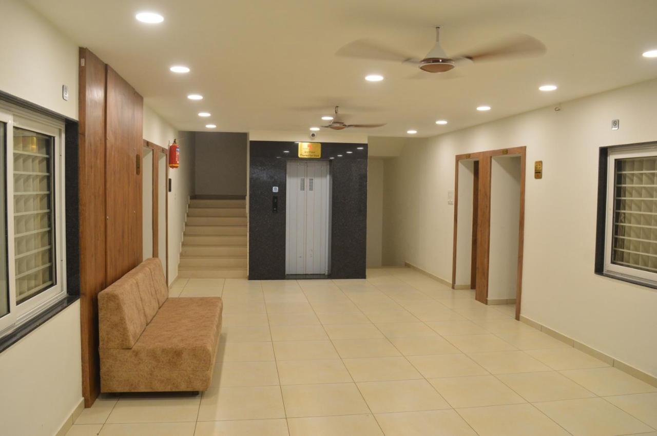 Hotel Revive Veraval ภายนอก รูปภาพ