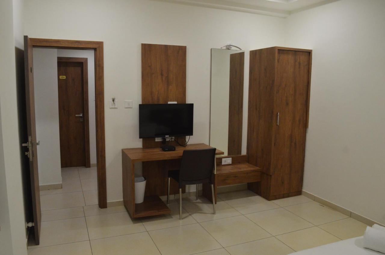 Hotel Revive Veraval ภายนอก รูปภาพ