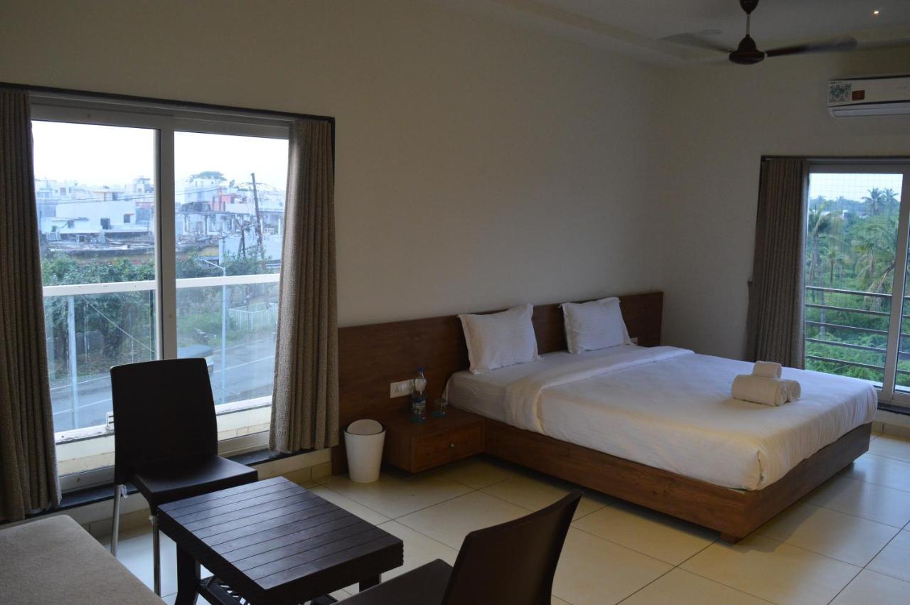 Hotel Revive Veraval ภายนอก รูปภาพ