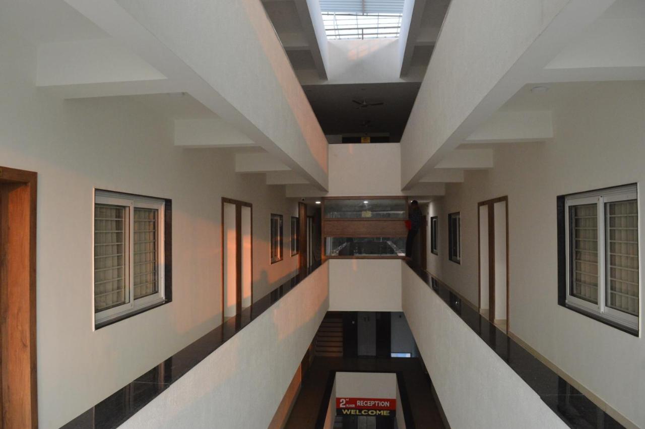 Hotel Revive Veraval ภายนอก รูปภาพ