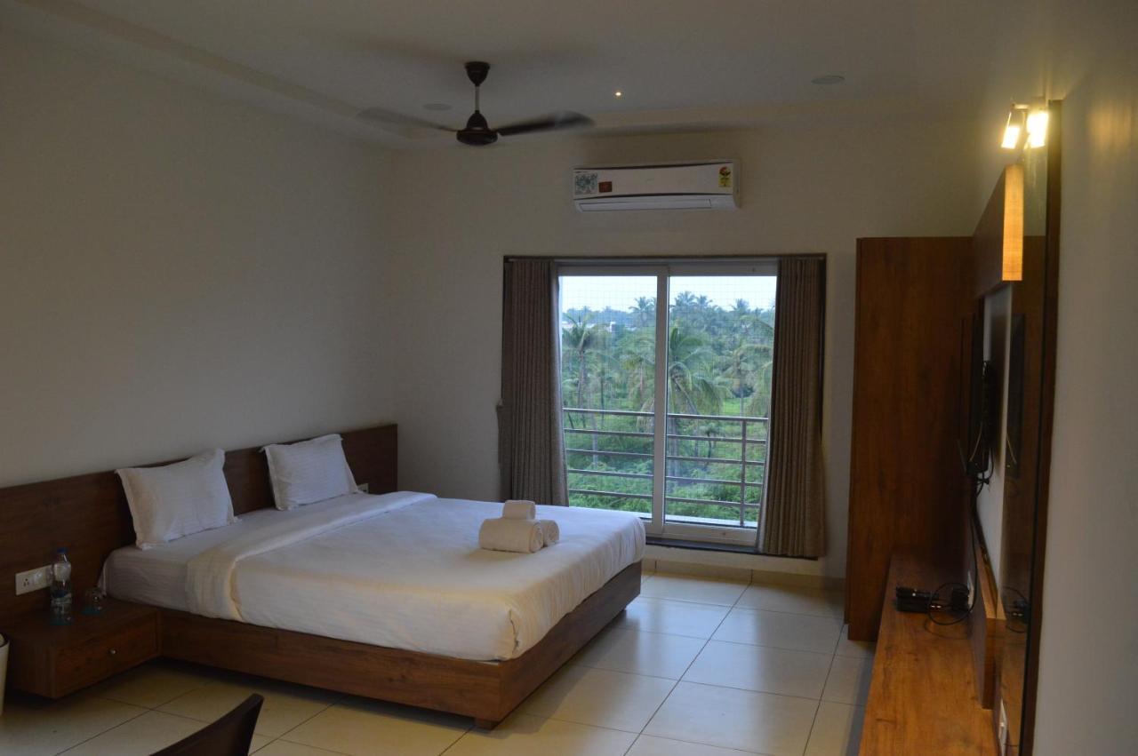 Hotel Revive Veraval ภายนอก รูปภาพ