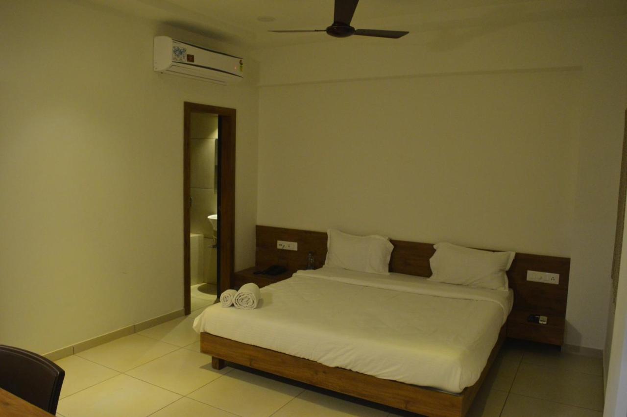 Hotel Revive Veraval ภายนอก รูปภาพ