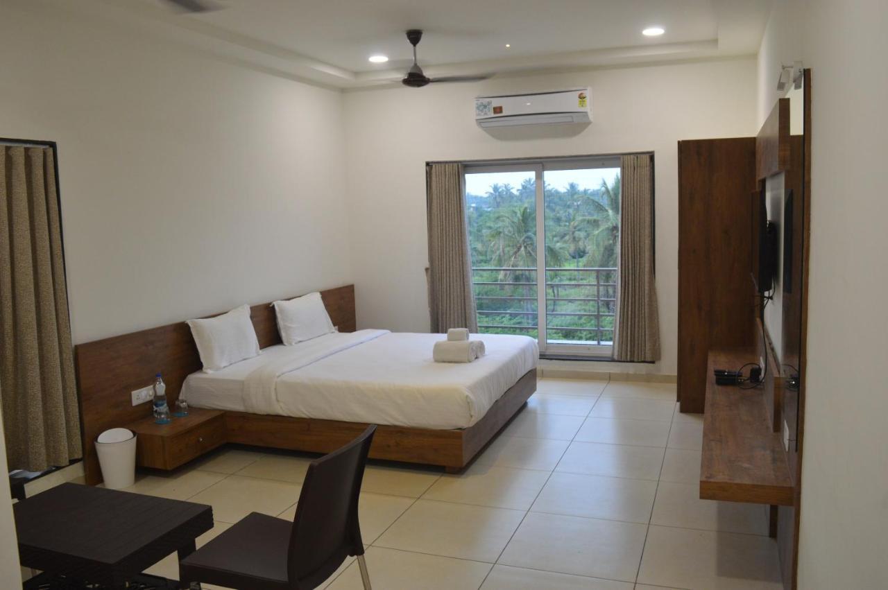 Hotel Revive Veraval ภายนอก รูปภาพ