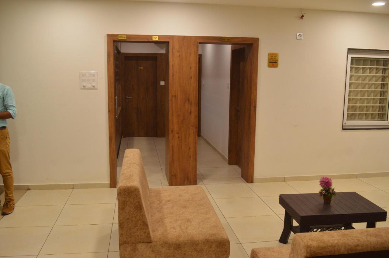 Hotel Revive Veraval ภายนอก รูปภาพ