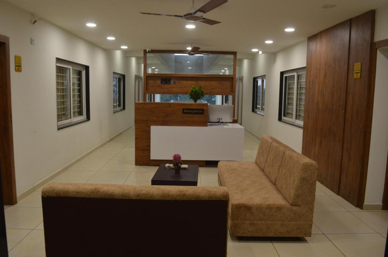 Hotel Revive Veraval ภายนอก รูปภาพ
