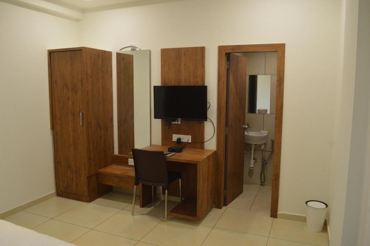 Hotel Revive Veraval ภายนอก รูปภาพ