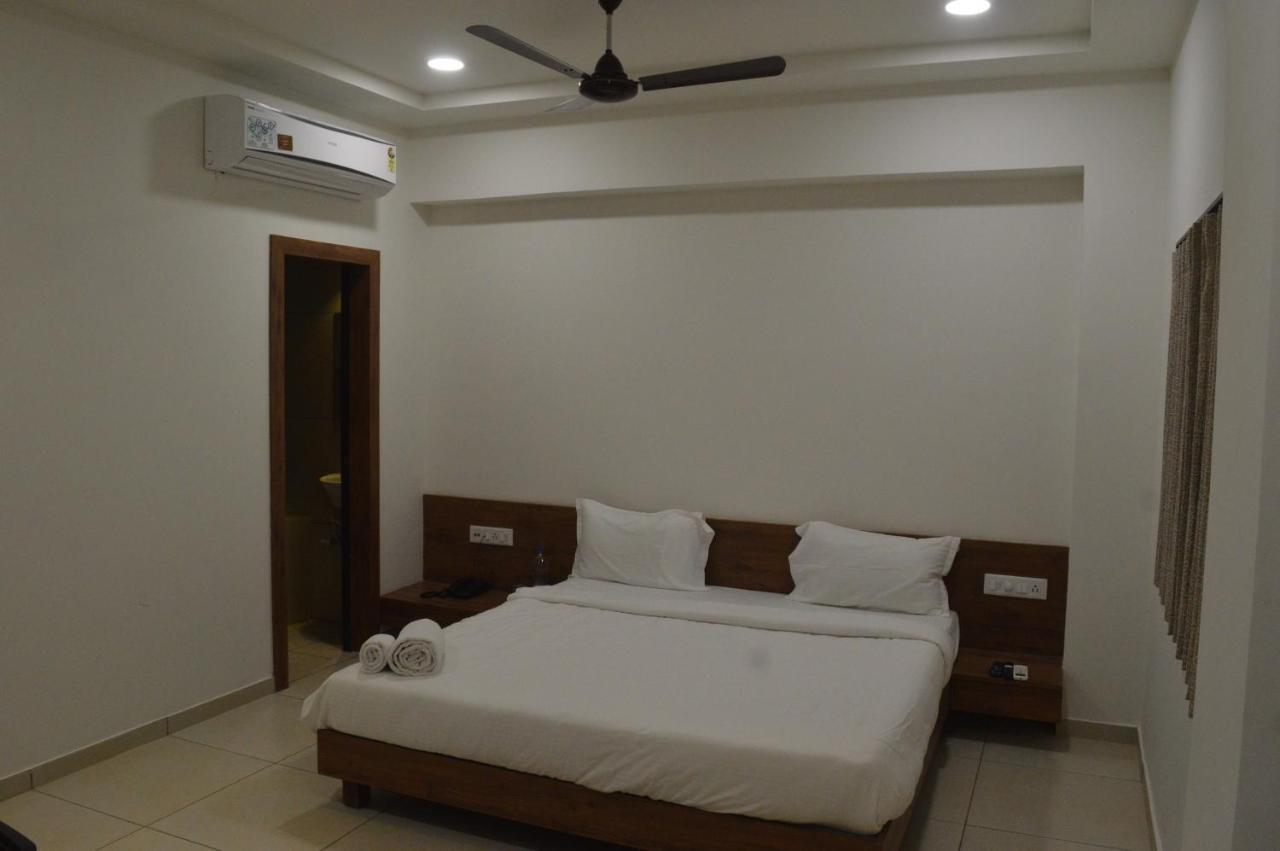Hotel Revive Veraval ภายนอก รูปภาพ